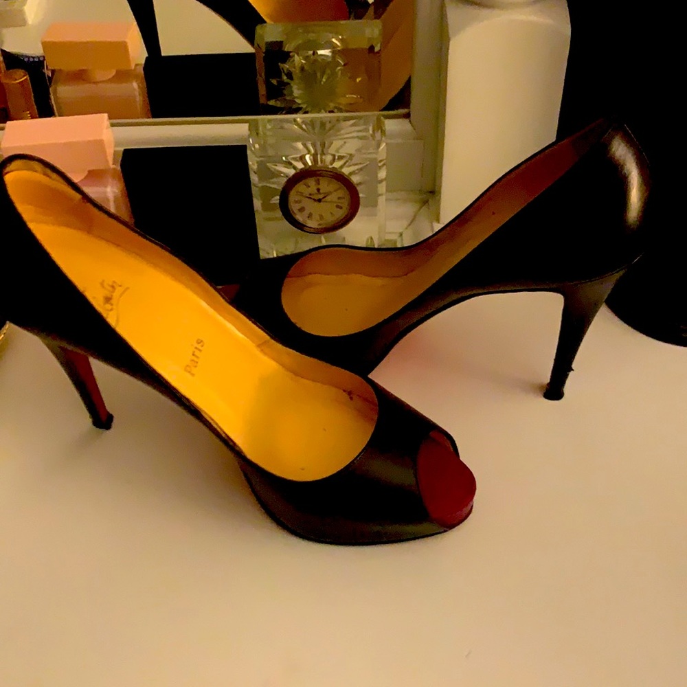 Slightly loved peep toes